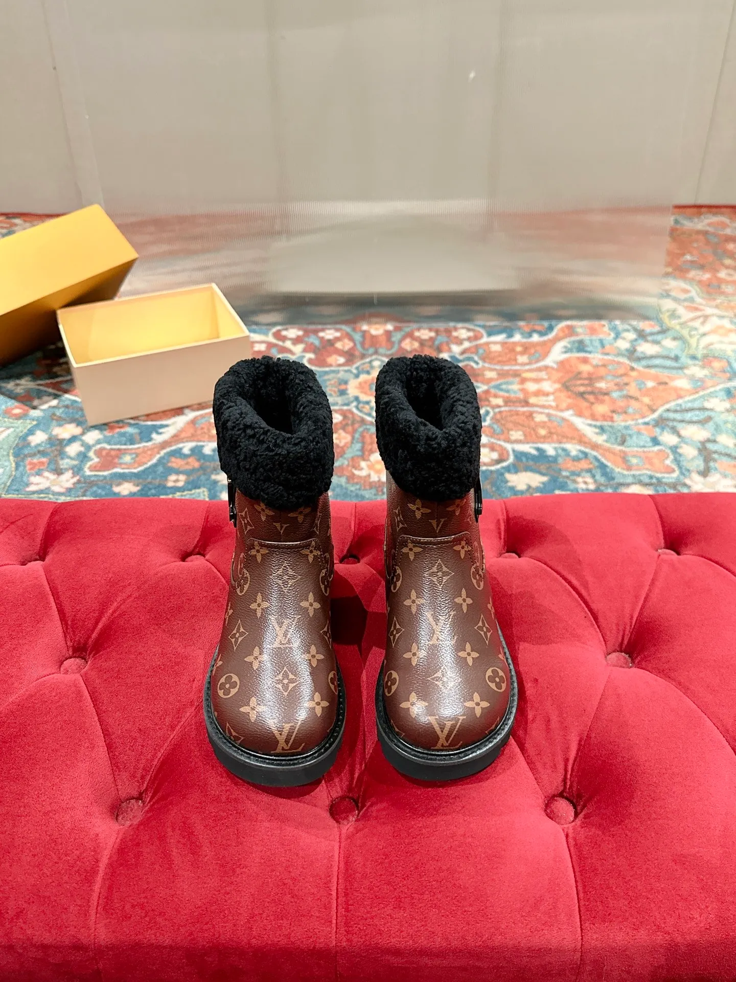 👟👟Ex-factory price 780👟👟 Louis Vuiton·Louis Vuitton 2025ss new LV Aspen Line series wool thick-soled Chelsea short boots fur boots snow boots Martin boots Original purchase, development and production This LV snow boots adopt the original lasting method. The materials are all original ones. Pay attention to the difference between the lower version and the molded rubber sole. The upper is decorated with three-dimensional carvings, which is full of high-end. The upper foot is really beautiful. ▪️Fabric: Cow suede/presbyopia leather ▪️Inner lining: original wool lining ▪️Outsole: original molded outsole ▪️Size: 35-40 (40 customized, non-returnable)